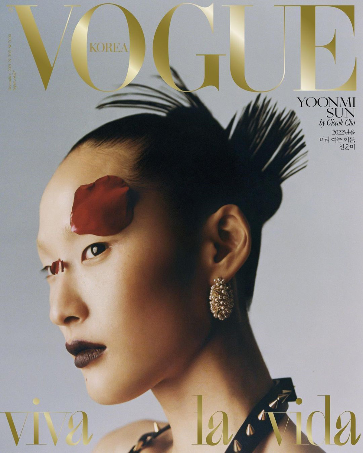 Vogue-Korea-December-2021-covers-by-Cho-Giseok-3